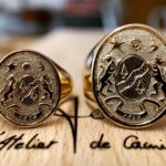 Chevalière en or jaune gravée en relief avec armoiries héraldiques sculptées au burin