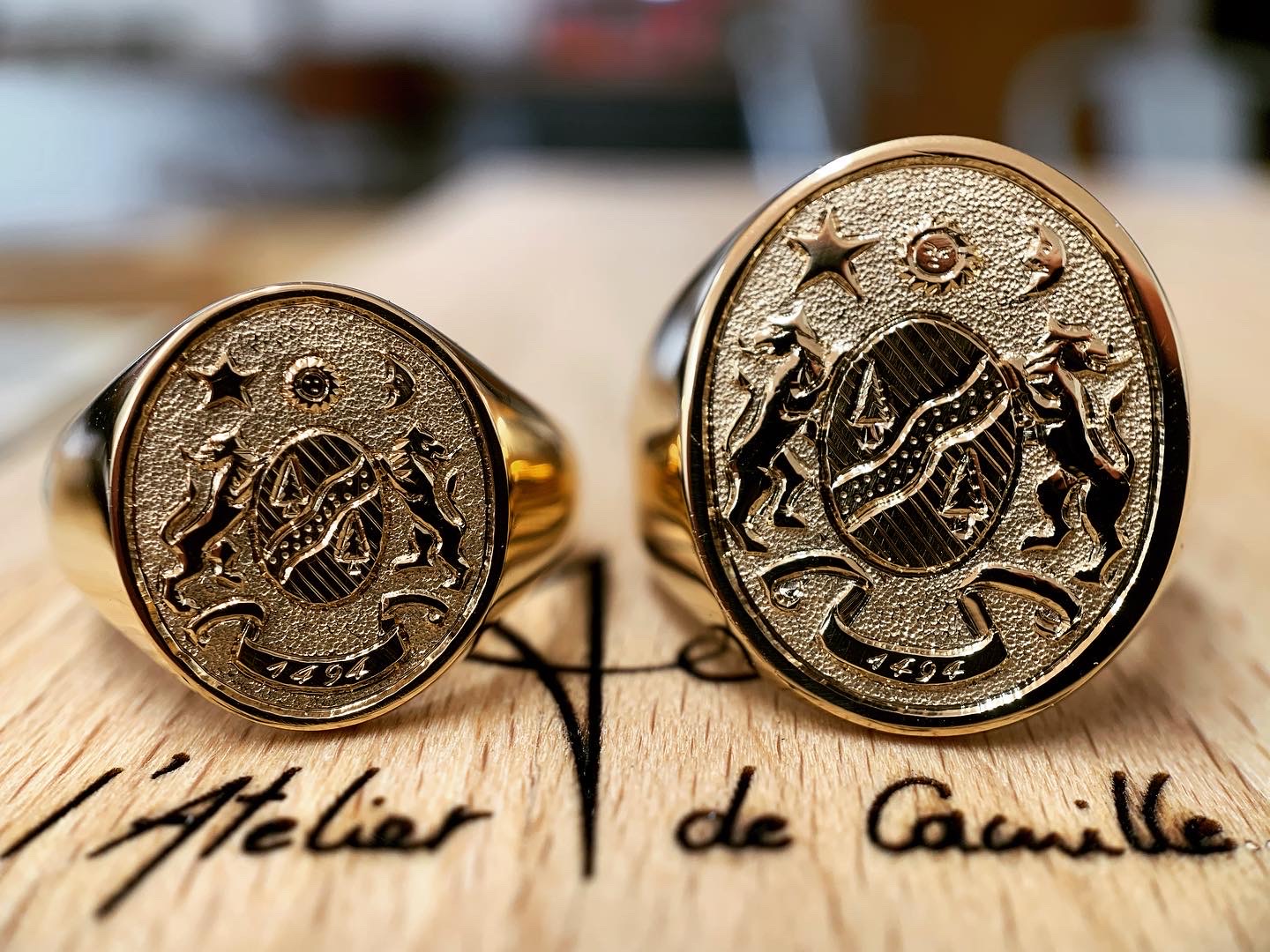 Chevalière en or jaune gravée en relief avec armoiries héraldiques sculptées au burin