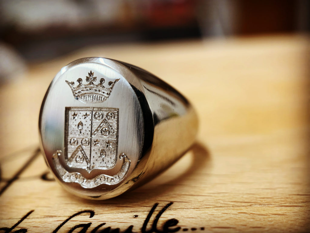 Chevalière en argent 925 gravée à la main en creux pour cacheter - L'Atelier de Camille, Jongny, Vaud