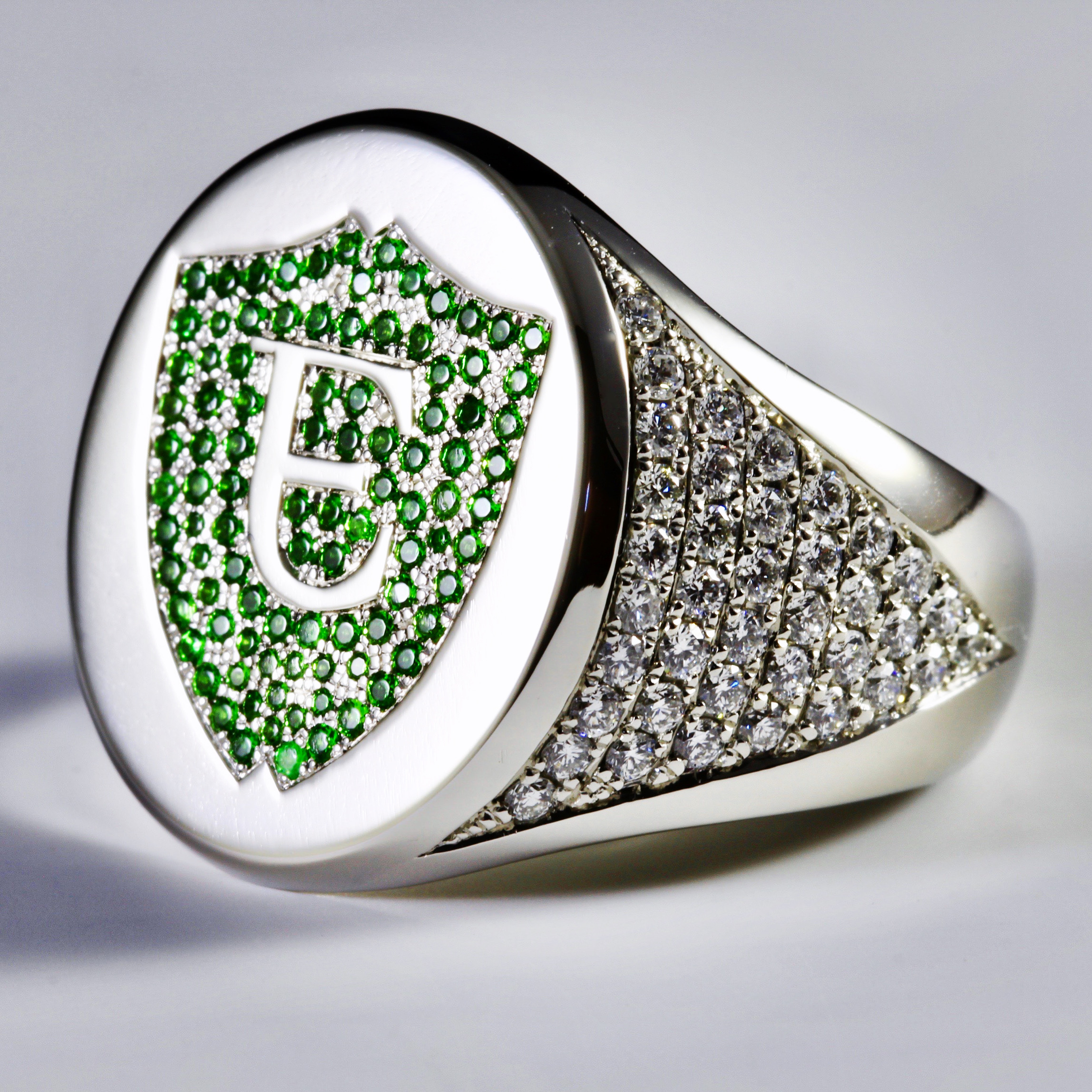 Chevalière en platine gravée à la main - Atelier de Camille