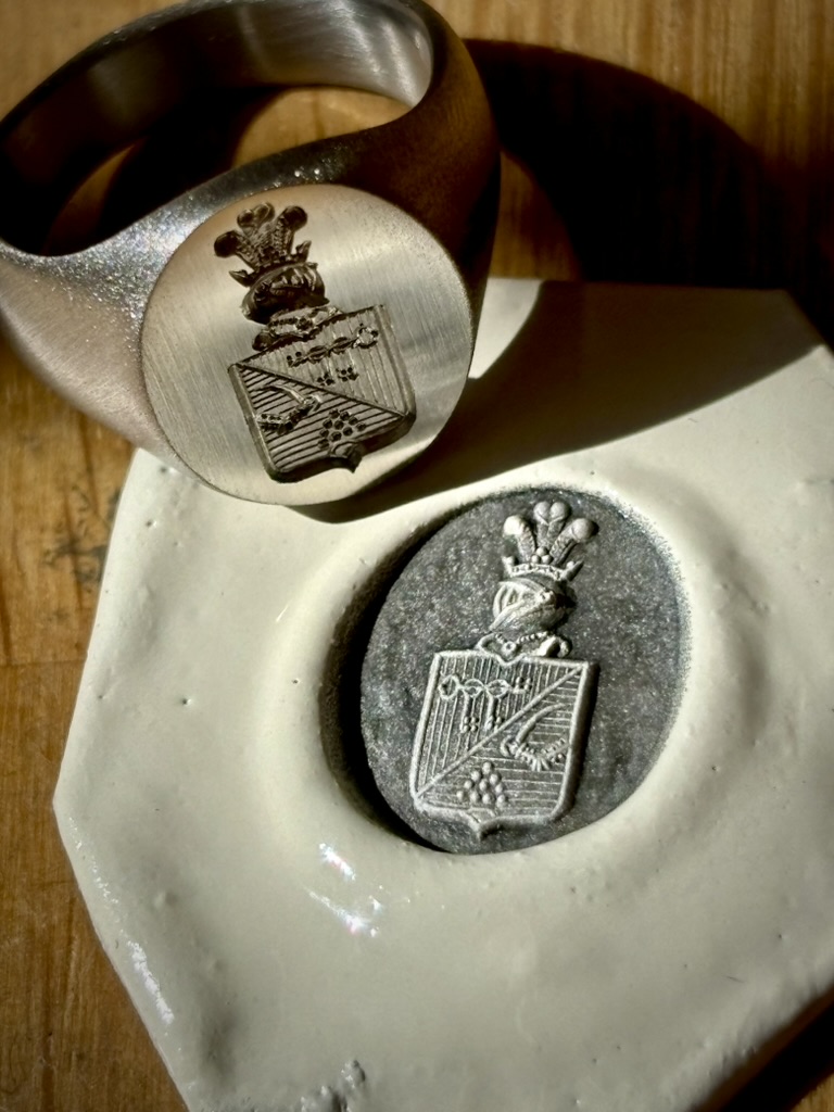 Chevalière en platine gravée à la main en creux pour cacheter avec une armoirie familiale