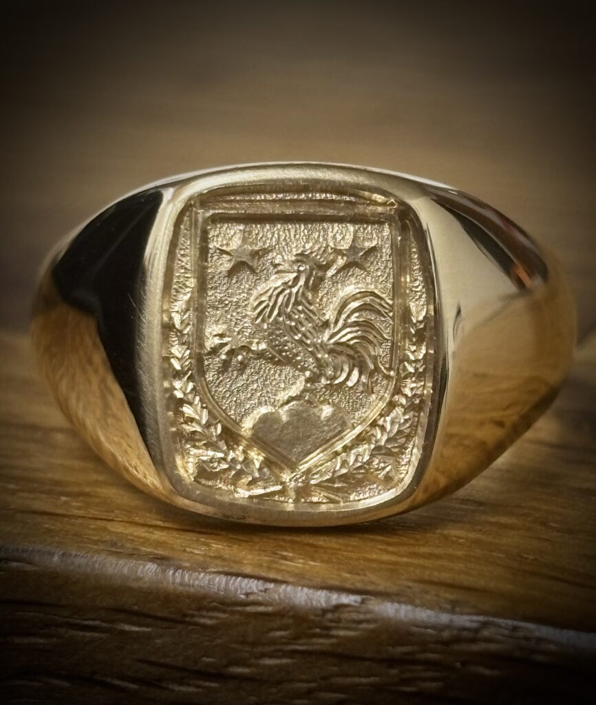 Chevalière en or jaune 750 gravée à la main en relief avec une armoirie familiale